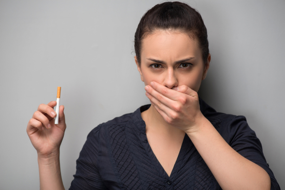 Курение повышает риск рака горла
